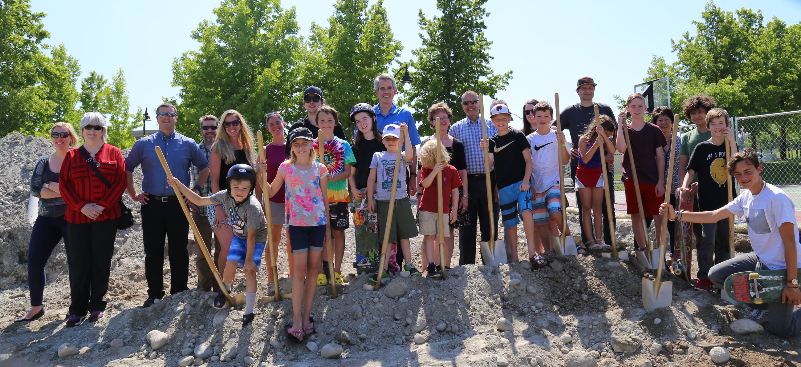 Shovel group shot front